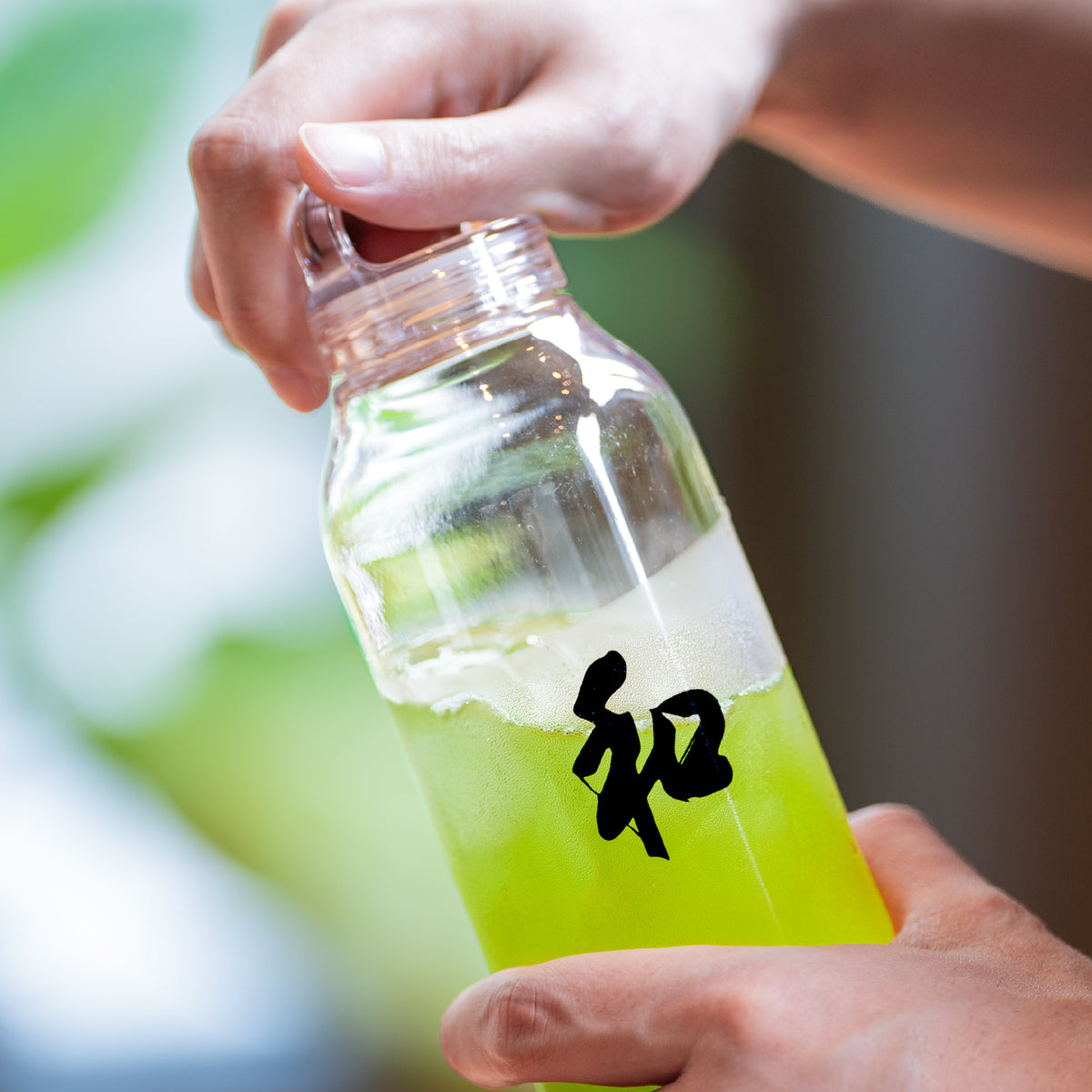 Peace 和 Shaker Bottle